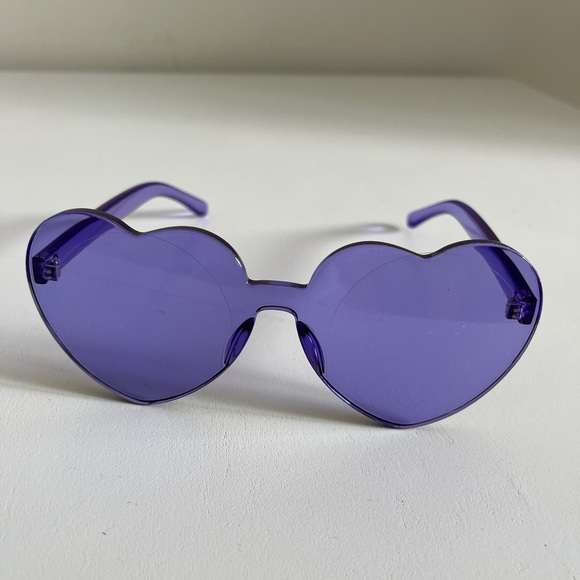 FREE WITH PURCHASE Heart Shaped Sunglasses - Picture 1 of 2
